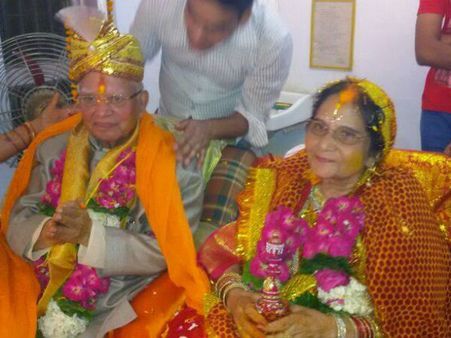 'সহেরা'-'শেরওয়ানিতে' সেজে ৮৯ বছরের এনডি তিওয়ারি বিয়ে করলেন ছেলে রোহিতের মা উজ্জ্বলাকে