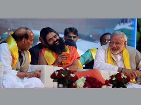 ক্ষমতা লাভের আশা রাখবেন না, মহাত্মা গান্ধীর সঙ্গে তুলনা করে রামাদেবকে এই বার্তাই কি দিল বিজেপি?