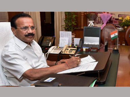 কর্নাটকে রেল পরিষেবার উন্নতি হোক, রেলমন্ত্রী দাদার কাছে একটাই আবদার স্টেশন মাস্টার ভাইয়ের