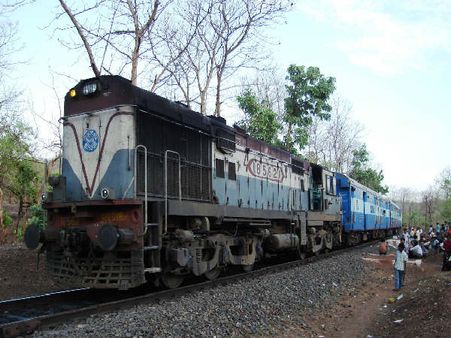 ট্রেন থেকে মহিলাকে ঠেলে ফেলল টিকিট পরীক্ষক, পুত্রের সামনেই ছিন্নভিন্ন