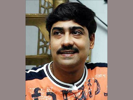 সুমনকে সমর্থন করায় নাট্যকার কৌশিক সেনকে এসএমএসে হুমকি