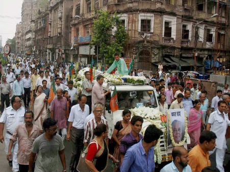 তপন শিকদারের অন্ত্যেষ্টি সম্পন্ন, প্রতিনিধি পাঠাল না রাজ্য সরকার