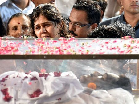 চোখের জলে শেষকৃত্য গোপীনাথ মুন্ডের, সিবিআই তদন্তের দাবিতে বিক্ষোভ অন্ত্যেষ্টিস্থলেই