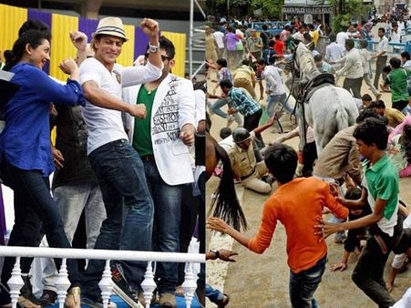 লে আও বাঙালি পকড়কে, হাম সংবর্ধনা দেগা !