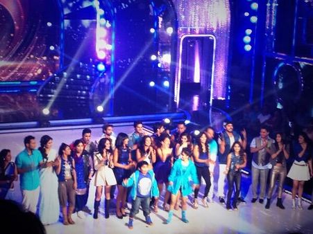 ছবি : নাচ-লাস্য-চমক-কৌতুকে শনিবারের অপেক্ষায় 'ঝলক দিখালা যা'