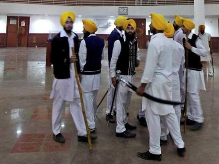 (টুইটার ছবি) দুই শিখ গোষ্ঠীর সংঘর্ষে উত্তপ্ত স্বর্ণমন্দির