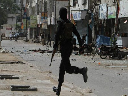 করাচি বিমানবন্দরের কাছেই ফের হামলা, নিহত পাঁচ জঙ্গি, পালাল বাকিরা