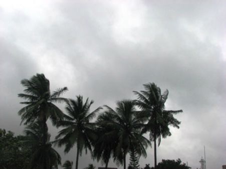 দুঃসহ গরমে ইতি টানতে তিন-চারদিনেই বাংলায় ঢুকছে বর্ষা