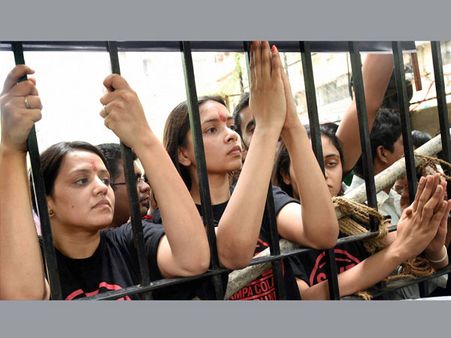 ক্যাম্পা কোলা: কথায় কাজ না মিটলে আজই বলপ্রয়োগ করতে পারে বিএমসি