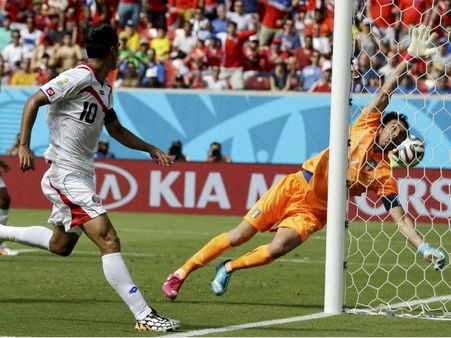 (ছবি) ফিফা বিশ্বকাপ ২০১৪ : ইতালিয়দের বিপাকে ফেলে এগিয়ে চলল কোস্টা রিকা