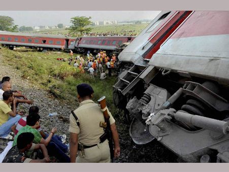 (ছবি) দুর্ঘটনার কবলে রাজধানী এক্সপ্রেস: ভয়াবহতার খণ্ডচিত্র
