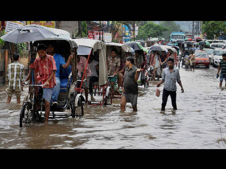 (ছবি) টানা বৃষ্টিতে প্লাবিত গুয়াহাটি, বিপর্যস্ত জনজীবন