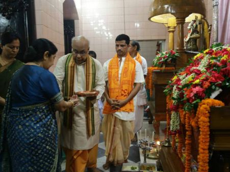 বাংলাদেশ সফরের শেষ দিনে ঢাকেশ্বরী মন্দিরে পুজো দিলেন সুষমা