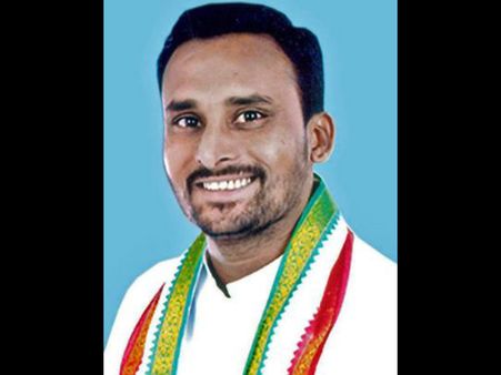 নিয়ম ভেঙে মদ্যপান, আপত্তি করায় পুলিশকে সপাটে চড় বিধায়কের