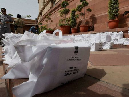 মোদী সরকারের প্রথম রেল বাজেট নিয়ে রাজনৈতিক নেতানেত্রীরা কে কী বলছেন!