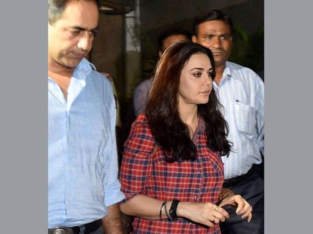 কালশিটে পড়া তাঁর হাতের ছবি পুলিশকে দিলেন প্রীতি জিনটা