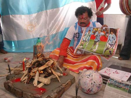 বিশ্বকাপ ২০১৪: কলকাতা এখন নীল-সাদা, যজ্ঞ-পুজায় চলছে ফাইনালের প্রস্তুতি