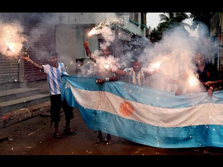 রাত জেগে ফুটবল, তাই কিছু স্কুলে ছুটি থাকছে সোমবার!