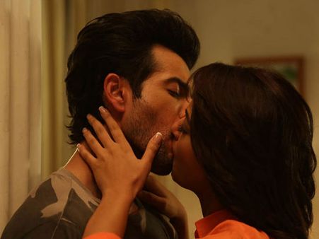 রিভিউ: সাহসী দৃশ্য ছাড়াও অনেক কিছু দেখার রয়েছে হেট স্টোরি ২-এ