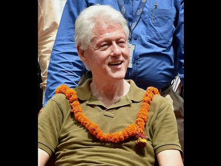 (ছবি) উত্তরপ্রদেশের গ্রামে ঘুরলেন ক্লিন্টন, উদ্দেশ্য সমাজসেবা
