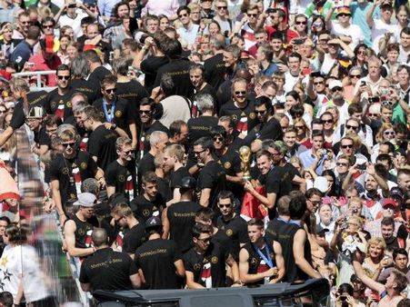 বার্লিনে জয়োৎসব করতে গিয়ে বিশ্বকাপ ট্রফির চলটা উঠিয়ে দিল জার্মানি!