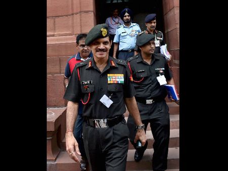 সেনাধ্যক্ষের দায়িত্ব নিলেন দলবীর সিং সুহাগ