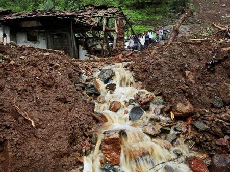 পুণে ধসের ঘটনায় মৃতের সংখ্যা পৌছল ৭৫-এ, সমস্যায় উদ্ধারকার্য