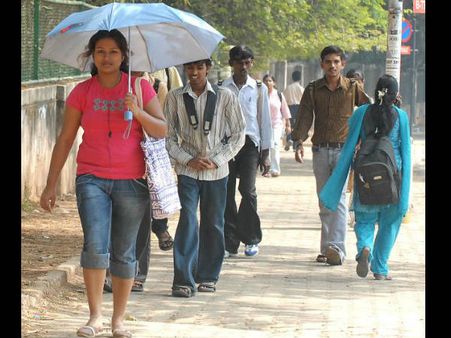 মেয়েদের জিন্সের প্যান্ট, মোবাইলে নিষেধাজ্ঞা খাপ পঞ্চায়েতের