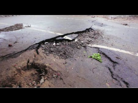 হঠাৎ ধস ইএম বাইপাসে, চূড়ান্ত দুর্ভোগ