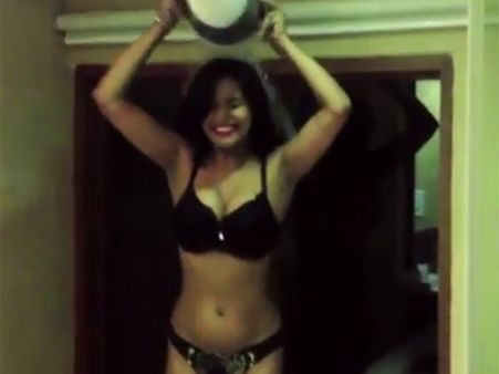 (ছবি) আইস বাকেট চ্যালেঞ্জেও উষ্ণতার ছোঁয়া, সোস্যাল মিডিয়ায় উপহাসের পাত্রী পুনম পান্ডে