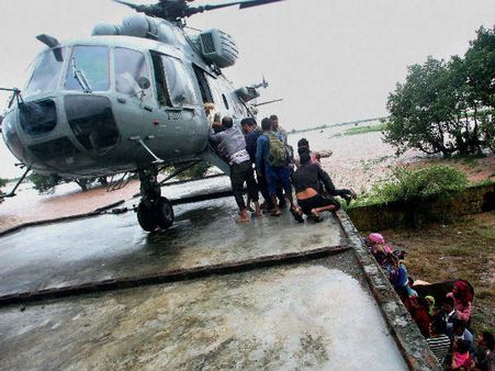 প্লাবিত কাশ্মীরে মৃত বেড়ে ১৩৮, অতিরিক্ত এক হাজার কোটি বরাদ্দ কেন্দ্রের