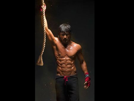 ৬ নয়, শাহরুখের আট প্যাকের জাদুতে মাথায় হাত তরুণ অভিনেতাদের!