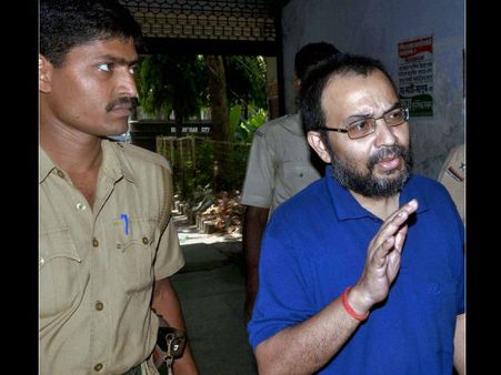 ঝুলি থেকে বেড়াল বেরিয়ে পড়ার ভয়! কুণালকে ঠেলে ফেলে পুলিশি দাওয়াই