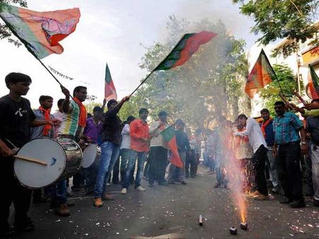 একনজরে ৩ লোকসভা ও ৩২ বিধানসভা আসনের ফলাফল