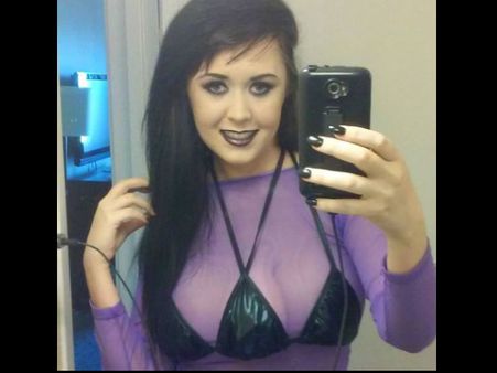 (ছবি) ২০ হাজার ডলার খরচে তৃতীয় স্তনের অধিকারিণী যুবতী