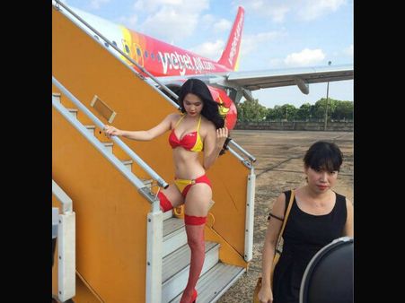 (ভিডিও) এয়ার হস্টেসদের বিকিনি পরিয়ে বিতর্কে ভিয়েতনামের বিমান সংস্থা