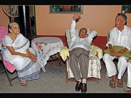 পুজোয় এ বারও মিরাটীতে, পরম্পরা ধরে রাখলেন প্রণব