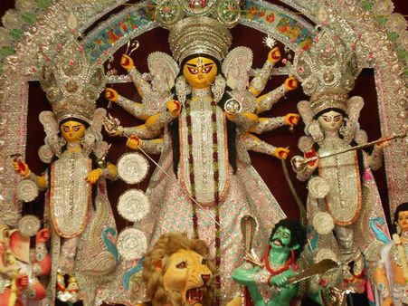 সপ্তমীকে টেক্কা দেবে অষ্টমীর রাতের জনপ্লাবন, দাবি পুজো কর্তাদের