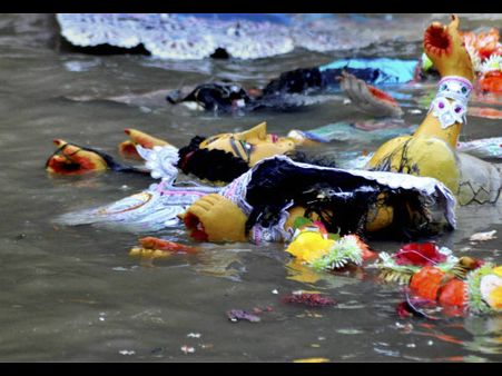 (ছবি) উমা ফিরে গেলেন, সিঁদুরে রাঙল বিদায়বেলা