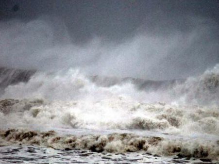 ২০০ কিলোমিটারের বেশি গতিতে আছড়ে পড়বে 'হুদহুদ'? শঙ্কা তুঙ্গে