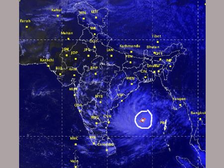 গোপালপুর থেকে ৭২০ কিলোমিটার দূরে 'হুদহুদ', আছড়ে পড়বে রবিবারই