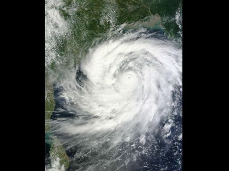 বিশাখাপটনমের দিকে ঘুরল 'হুদহুদ', দুর্যোগের শঙ্কা কমল কলকাতায়