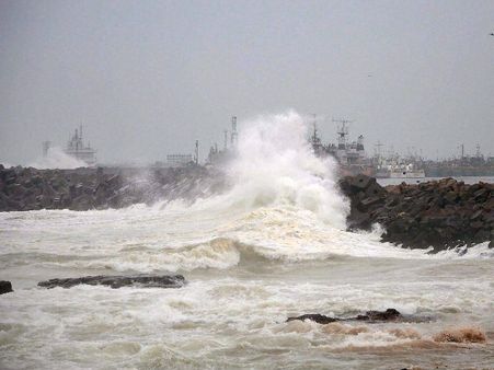 তছনছ বিশাখাপটনমে শুধুই ধ্বংসের ছবি, মৃত পাঁচ, ভাঙল হাওয়া অফিসের রেডার