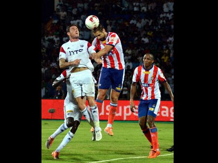 (ছবি) আইএসএল : ১০ খেলোয়াড় নিয়ে নর্থইস্ট-কে হারিয়ে টানা দ্বিতীয়বার জয়ী কলকাতা