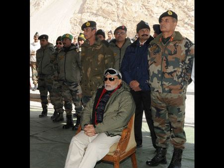 প্রধানমন্ত্রী হিসাবে প্রথম দীপাবলী জওয়ানদের সঙ্গে কনকনে সিয়াচেনে কাটালেন নরেন্দ্র মোদী