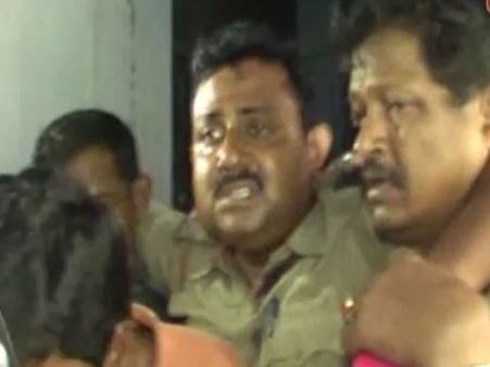 (ভিডিও) বোমা উদ্ধার করতে গিয়ে আক্রান্ত পুলিশ, নেতার আদেশই কী পালন করলেন অনুগামীরা?