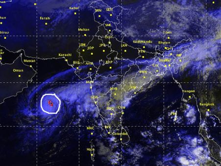 'হুদহুদ' গেল, আসছে তুতো বোন 'নিলোফার'