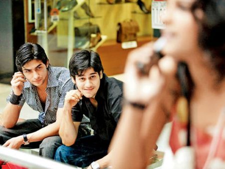 নারী নিগ্রহ রুখতে নিযুক্ত মহিলা পুলিশকর্মীরাই ইভটিজিংয়ের শিকার!