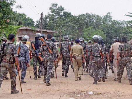 পুলিশের প্রাণপণ বাধা, মাকড়ায় ত্রাণ নিয়ে ঢুকতে পারল না বিজেপি