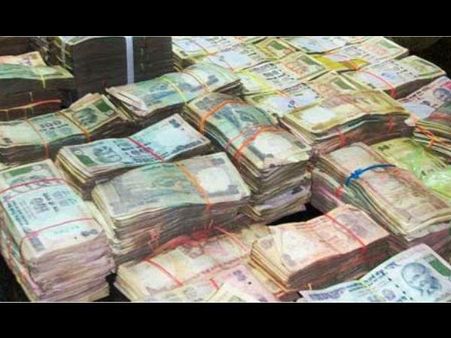 অবৈধ লেনদেন রোধে ৫০০, ১০০০ টাকার নোট তুলে দেওয়া উচিত